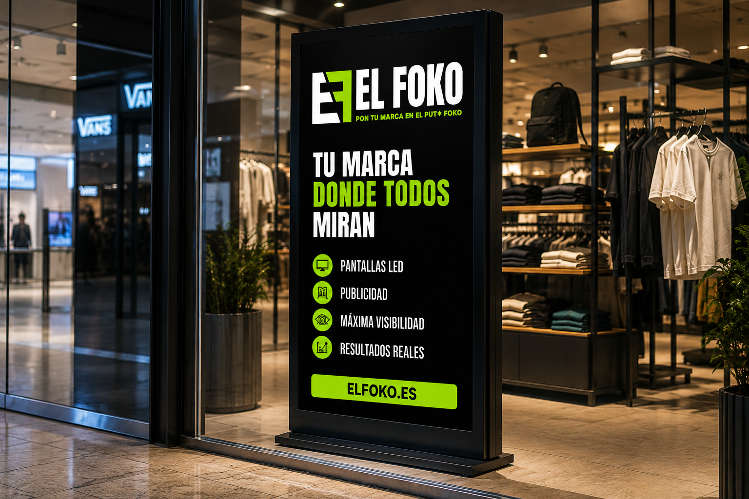 Totem digital ElFoko en centro comercial